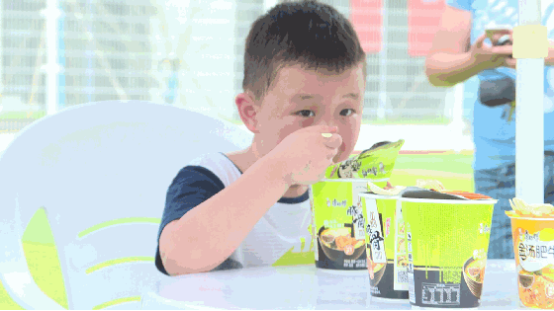 D:\工作\骑上瘾\gif\小盆友吃面.gif